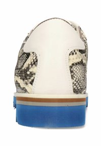 Sneakers con una toma in alto con motivo rettile testurizzato in tonalità di beige e marrone, tallone in pelle bianca e suola in gomma blu con righe.
