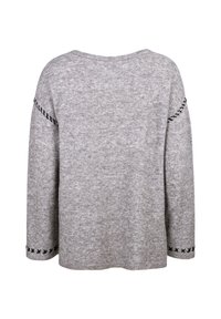 Grauer Pullover in lockerer Passform, mit weitem Ausschnitt und schwarzen gestickten Akzenten entlang der Ärmelenden und des Saums. Weiche Textur.