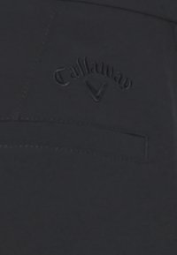 Callaway Dunkelblau Shorts mit glatter Textur, ausgestattet mit einem dezent eingeprägten Logo und einer Gesäßtasche mit geradem Naht.