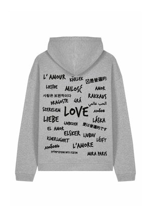 Sweat à capuche gris avec une variété de traductions du mot "amour" en texte noir au dos, doté d'une capuche avec un cordon de serrage et de poignets côtelés.