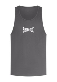 Grijze geribbelde tanktop met een ronde halslijn en witte tekst "SMILODOX" op de borst. Heeft een standaard mouwloos ontwerp.
