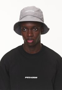 Pegador LOGO BUCKET UNISEX - Klobouk - cool grey/white