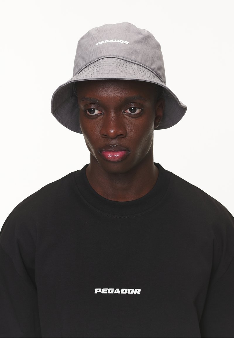 Pegador LOGO BUCKET UNISEX - Klobouk - cool grey/white