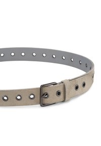 Grauer Wildledergürtel mit mehreren Ösen und einer dunklen Metallschnalle, die eine glatte Textur und ein einfaches, funktionales Design aufweist.
