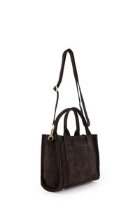 Sac à main en daim marron avec deux anses supérieures et une bandoulière réglable. Doté de ferrures dorées et d'une forme rectangulaire structurée.