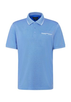 Helles blaues Polohemd mit einer Knopfleiste mit zwei Knöpfen, weißen Akzenten am Kragen und der Tasche sowie kurzen Ärmeln. Hergestellt aus einem weichen, strukturierten Stoff.