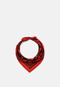 Rød silkeskal med et geometrisk design og gyldne accenter, bundet i en knyttet halsstil, med en glat, blank tekstur.