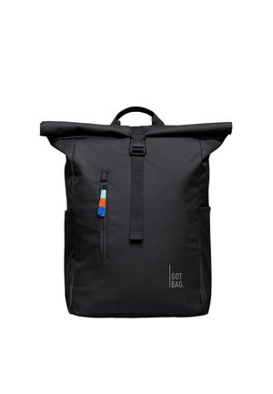 Schwarzer Rolltop-Rucksack mit vorderer vertikaler Reißverschlusstasche, buntem Reißverschlussanhänger, Tragegriff oben und "GOT BAG." Logo unten rechts.