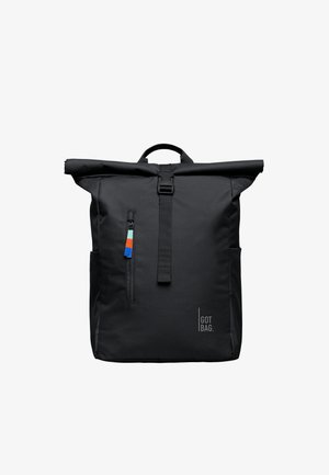Czarny plecak z podwijanym zamknięciem, przednia pionowa kieszeń na suwak, kolorowy uchwyt suwaka, górna rączka oraz logo "GOT BAG." na dolnej prawej stronie.