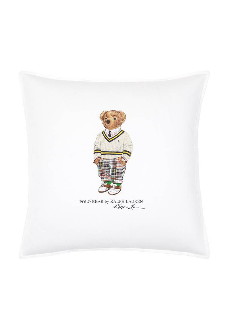 Λευκό μαξιλάρι με εικόνα αρκουδάκι που φορά λευκό πουλόβερ, παντελόνι καρό και καφέ παπούτσια, με το κείμενο «Polo Bear by Ralph Lauren» από κάτω.