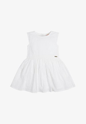 Robe blanche sans manches pour tout-petit en tissu texturé, jupe évasée et petite étiquette métallique de marque sur la partie haute de la taille.