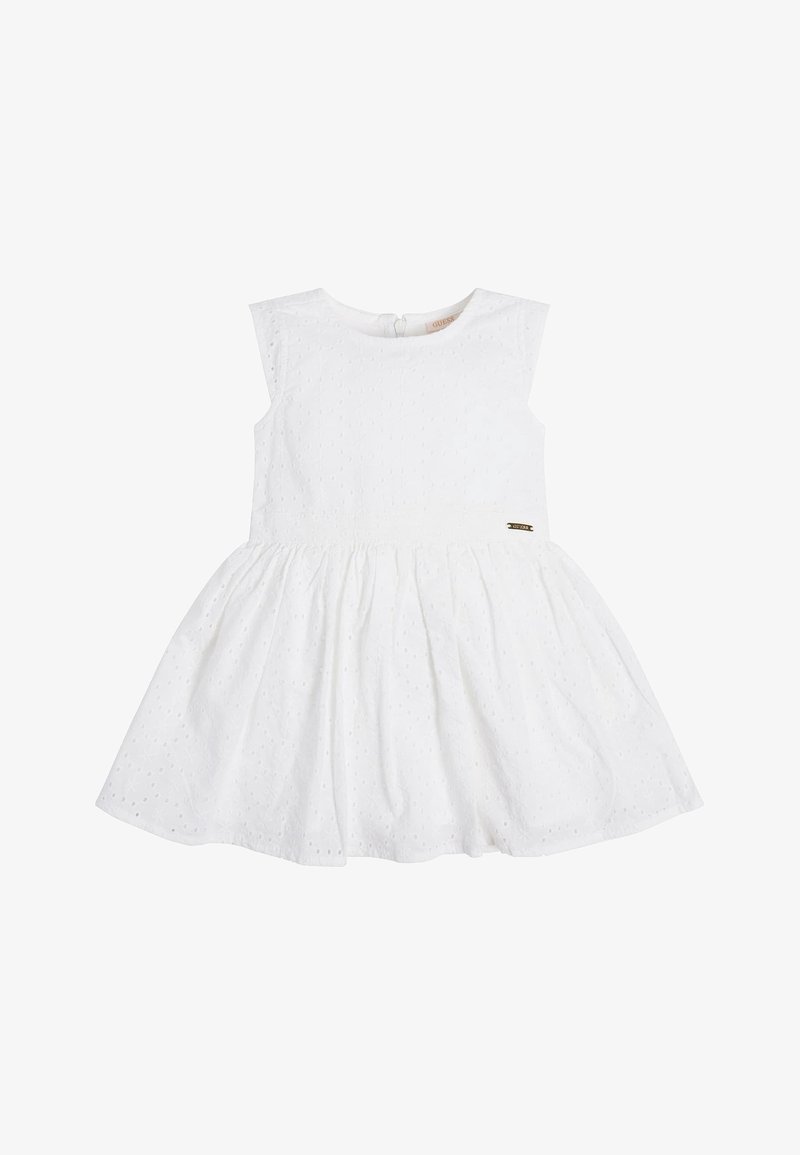 Robe blanche sans manches pour tout-petit en tissu texturé, jupe évasée et petite étiquette métallique de marque sur la partie haute de la taille.