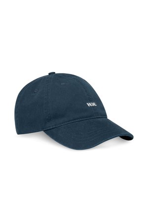 Námornícky modrá čiapka s zakriveným okrajom, vyrobená z bavlny. Na prednej strane je vyšívané logo "W.W." v bielej farbe. Má šesť ventilačných otvorov.