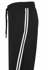 Schwarze Jogginghose mit weißen Seitstreifen, verstellbarem Bund und weichem Material. Enthält eine Seitentasche für zusätzlichen Komfort.