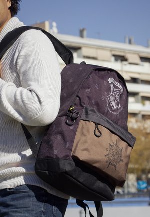 Karactermania HARRY POTTER MAGIC ANIMALS MOCHILA HS FAN 2.0 - Malý batoh  - black-brown