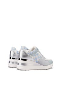Sneakers con un mix di rete azzurra chiara, suede grigio e accenti metallici argentati. Tacco a ponte e motivo con logo sui lati. Suola in gomma bianca.