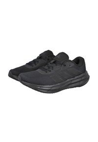 Zapatillas deportivas negras con una parte superior de malla transpirable, cuello acolchado, franjas negras contrastantes y una suela exterior de goma texturizada para ofrecer agarre.