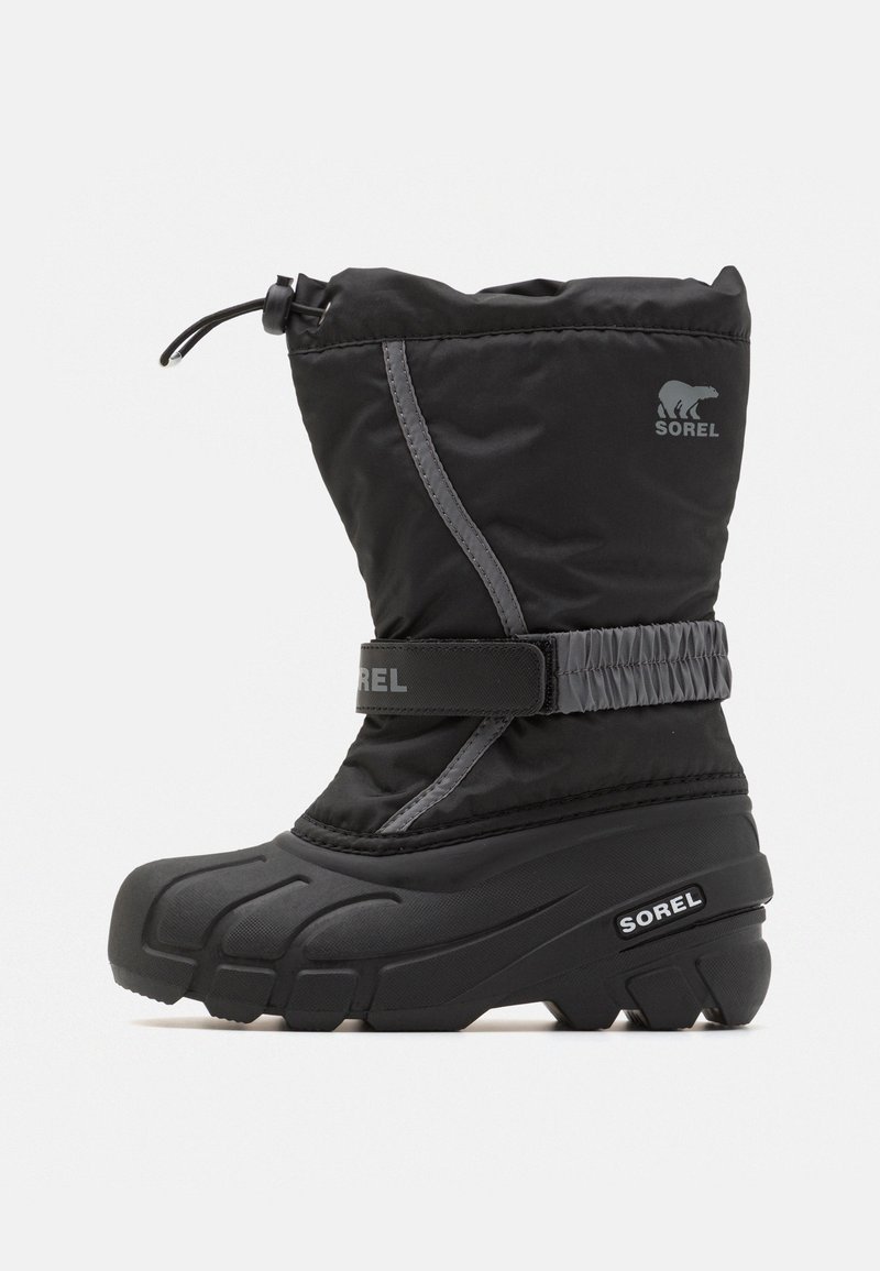 Czarny ocieplany but śniegowy z gumową podeszwą, wypełnioną tekstylną cholewą, regulowanym wierzchem i akcentami logo. Posiada teksturowaną podeszwę dla lepszej przyczepności.