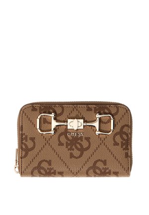 Portafoglio Guess marrone con motivo a logo ripetuto, dettaglio in metallo dorato a forma di morsetto da cavallo e chiusura con zip su sfondo bianco.