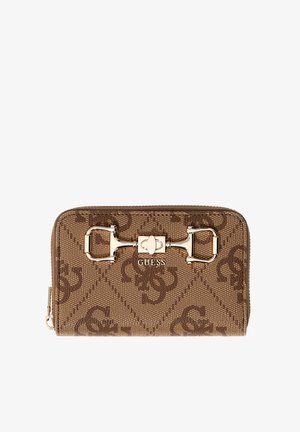 Portefeuille marron Guess avec un motif répétitif de logo, détail mors de cheval doré et fermeture zippée tout autour sur fond blanc.