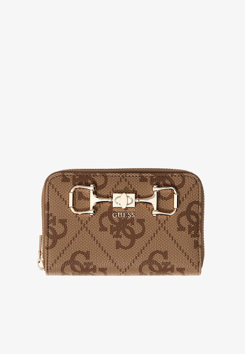 Portefeuille marron Guess avec un motif répétitif de logo, détail mors de cheval doré et fermeture zippée tout autour sur fond blanc.