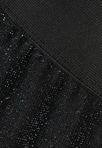 Sort stof med en tekstureret overflade, prydet med spredte metalliske tråde, der skaber en subtil glans og kontrasterende glatte områder.