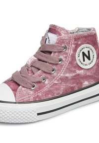 Růžové sametové vysoké tenisky s bílou gumovou špičkou, silnými šňůrkami a logem Naturino na boku.