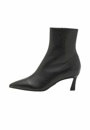 Stivale alla caviglia in pelle nera con punta affusolata e un tacco sottile e angolare. Texture liscia, dettagli minimi e una silhouette elegante.