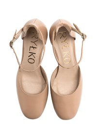 Beżowe skórzane baleriny z okrągłym noskiem i regulowanym paskiem na kostce. Posiadają gładką fakturę i złote logo na wkładce.