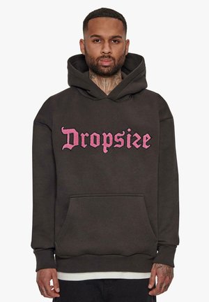 Mørk hettegenser med rosa brodert "Dropsize"-logo på fronten, kengurulomme og ribbede mansjetter.