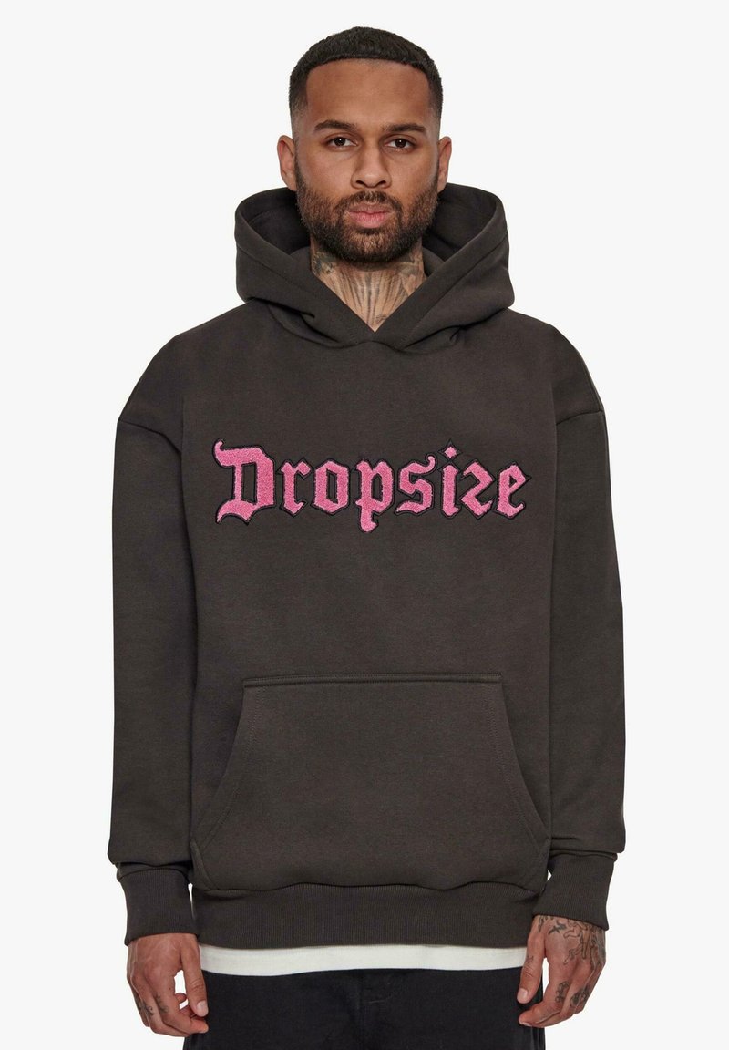 Sweat à capuche sombre avec un logo "Dropsize" brodé en rose sur le devant, poche kangourou et poignets côtelés.