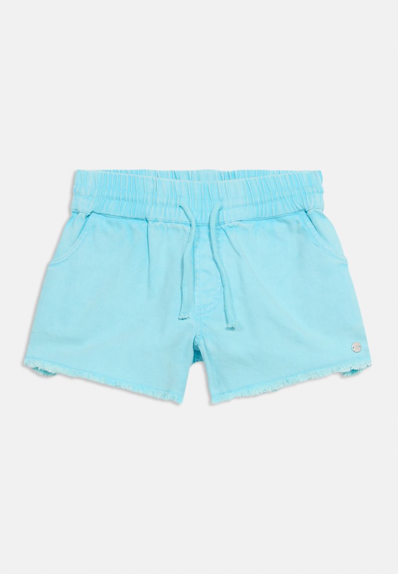 Ανοιχτό μπλε καθημερινό σορτς με ελαστική μέση, κορδόνι, εμπρόσθιες τσέπες και ελαφρώς ξεφτισμένα τελειώματα σε λευκό φόντο.