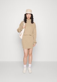IN THE STYLE LORNA LUXE SUNDAY ROLL NECK STEP HEM JUMPER - Camisola - camel