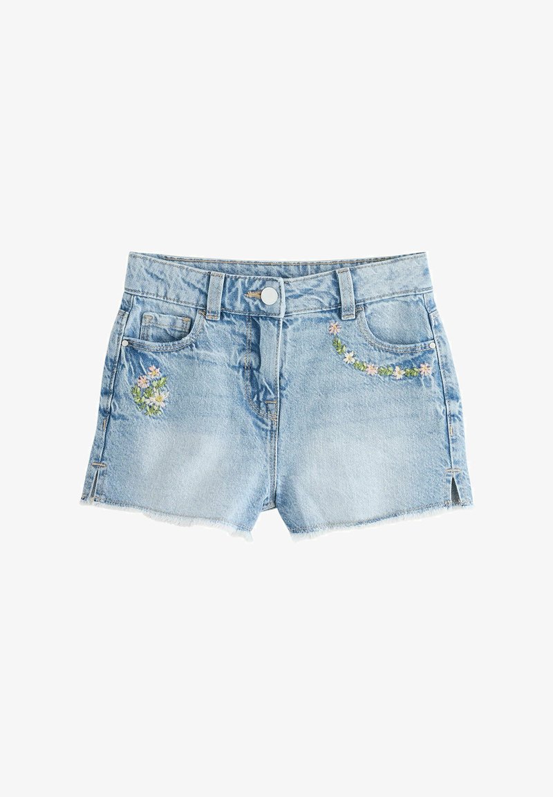 Lyseblå denimshorts med blomsterbroderi på forlommerne og flossede kanter, med bæltestropper og knaplukning.