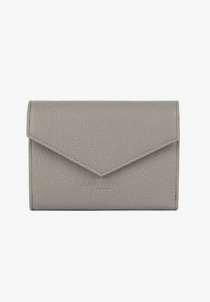 Portefeuille en cuir texturé gris avec rabat style enveloppe et coutures visibles, présenté fermé sur fond blanc.