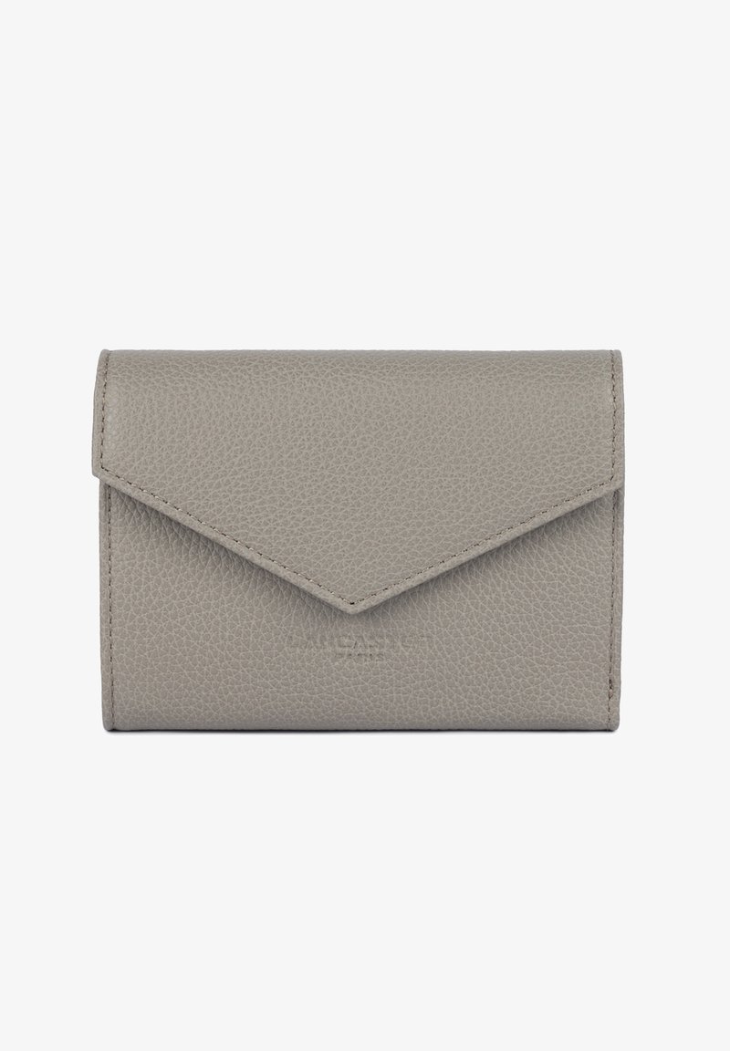 Portefeuille en cuir texturé gris avec rabat style enveloppe et coutures visibles, présenté fermé sur fond blanc.