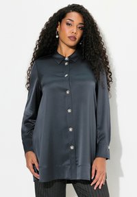 Blusa di raso scuro con colletto, maniche lunghe e chiusura a bottoni con accenti a forma di fiore in argento.