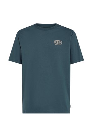 Donkerblauwe katoenen T-shirt met een ronde hals, korte mouwen en een logopatch op de voorkant in contrasterende kleuren. Gladde textuur, ontspannen pasvorm.