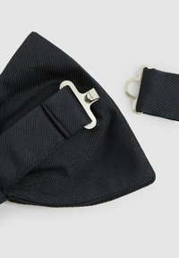 Fekete mintás csokornyakkendő texturált anyagból, fényes fém csíptetővel és állítható pánttal a biztos rögzítés érdekében.