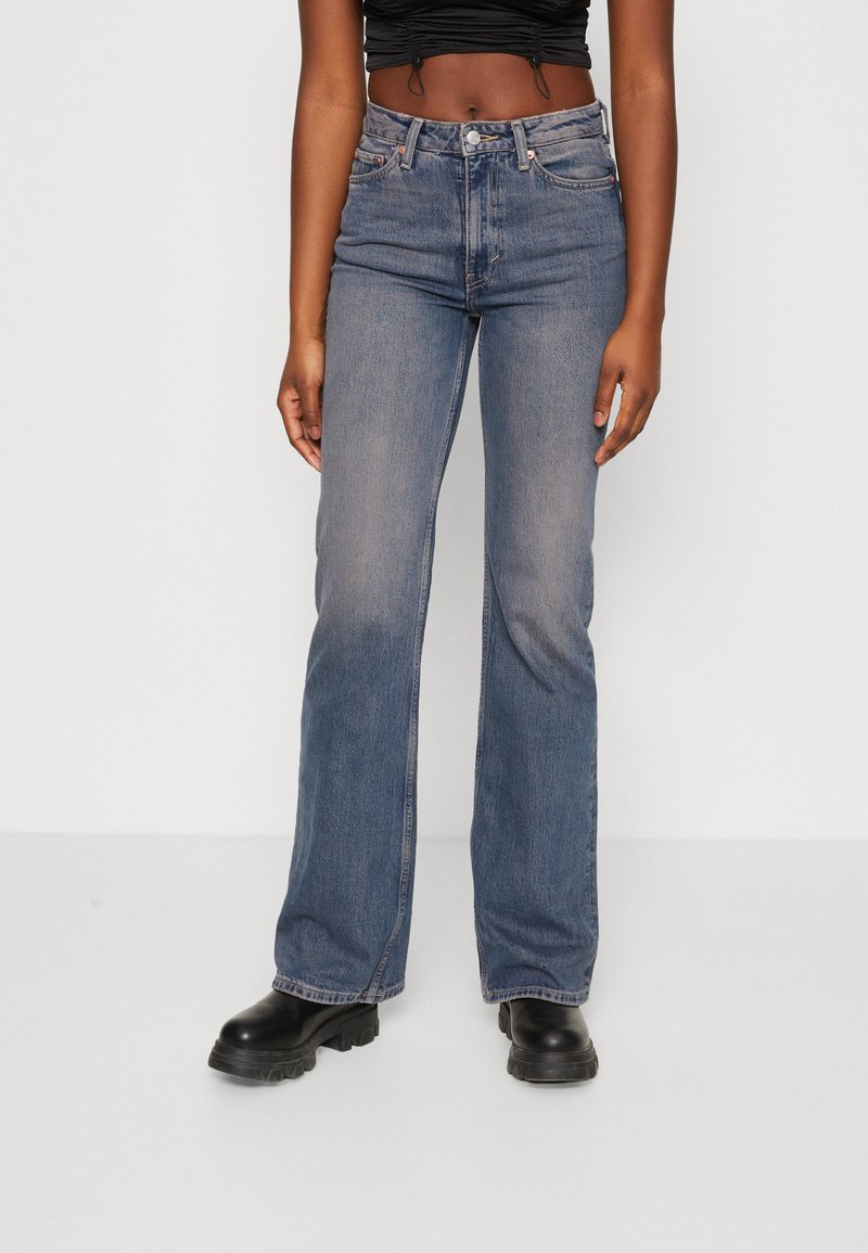 Weekday GLOW HIGH - Flared Jeans - blue medium dusty/blau - Zalando.at