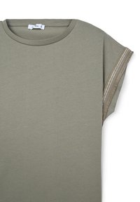 T-shirt verde oliva in morbido tessuto, con scollatura rotonda e maniche corte, arricchita da dettagli a strisce metalliche lungo le cuciture.