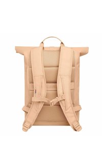 Zaino a rotolo beige con spallacci in mesh imbottito, cinturini regolabili e maniglia rinforzata. Tessuto morbido con un design minimalista.