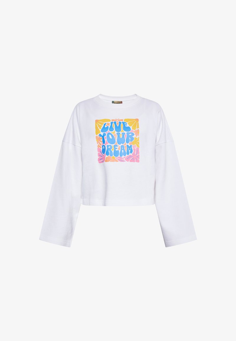 Bílá zkrácená mikina s dlouhými rukávy a grafickým designem obsahujícím nápis "ŽIJ SVŮJ SEN" v modré a růžové barvě na žlutém pozadí s květinovými akcenty.