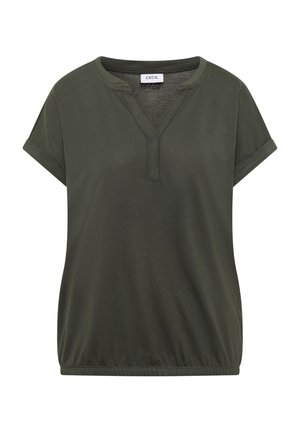 Haut vert olive à manches courtes avec col en V, poignets retroussés, ourlet élastique et étiquette de la marque CECIL à l’intérieur du col.