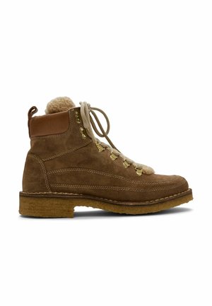 Bottine en daim marron avec lacets beige, œillets dorés, semelle en caoutchouc et doublure douce en shearling beige autour du col.