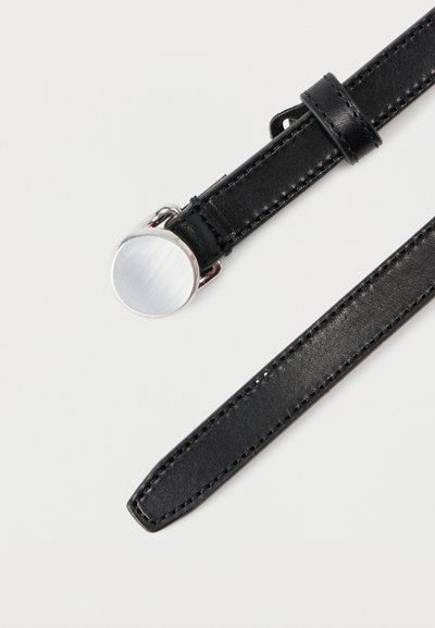 Μαύρο δερμάτινο λουράκι ρολογιού με ασημένια στρογγυλή αγκράφα. Διαθέτει ομαλή υφή και ραμμένες άκρες, σχεδιασμένο για ασφαλή εφαρμογή.