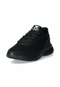 Zapatillas deportivas negras con parte superior de malla, diseño con cordones, cuello acolchado y suela de goma sólida, con un logo en la lengüeta.