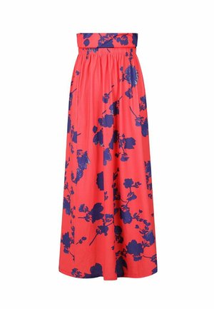 Koralfarvet stropløs maxikjole med bred elastisk talje og stort mørkeblåt blomsterprint.