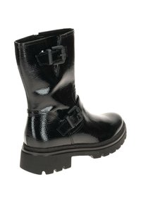 Zwarte glanzende enkelboot met twee decoratieve gespen, een robuuste zwarte zool en een gladde textuur. Beschikt over een ronde neus en een lage hak.