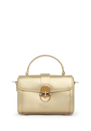 Piccola borsa a tracolla beige in pelle con manico superiore e chiusura a scatto color oro, forma rettangolare strutturata e sottile logo impresso.
